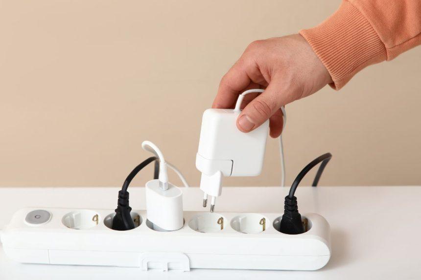 Saugūs namai: 8 daiktai, kurių niekada nereikėtų jungti prie ilgintuvo