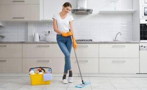 Draugė papasakojo, kaip plauti grindis. Jos labai blizga!