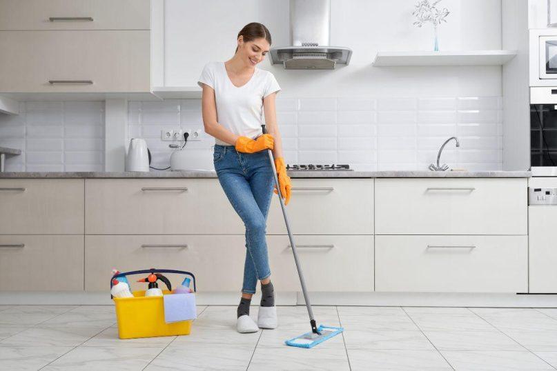 Draugė papasakojo, kaip plauti grindis. Jos labai blizga!