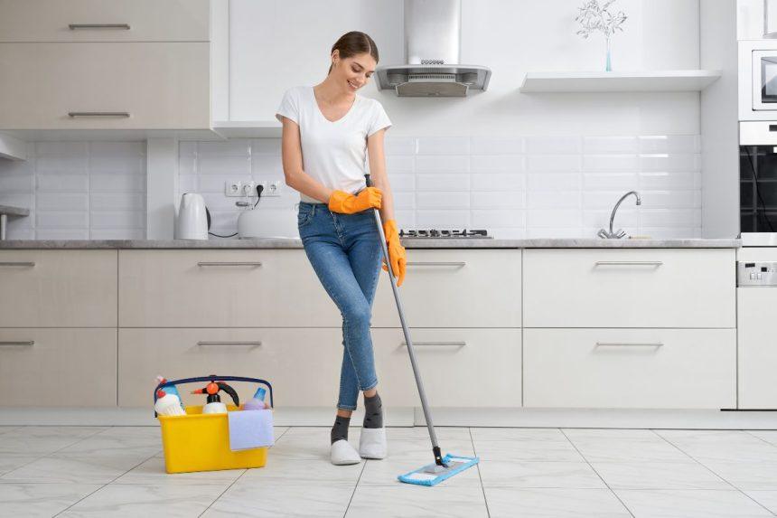 Draugė papasakojo, kaip plauti grindis. Jos labai blizga!