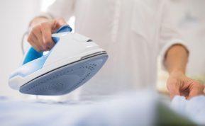 Ekspertai pataria, kaip nuvalyti net nešvariausią lygintuvą