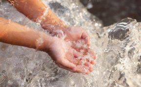 Gausos manikiūras: kokios nagų spalvos spalį pritrauks pinigų