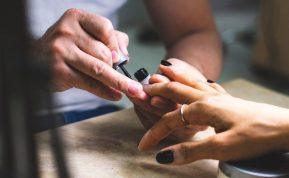Gelinio nagų lako žala: kodėl moterys vis dažniau jo atsisako?