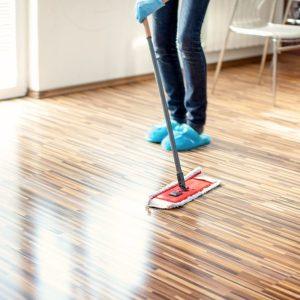 Grindų plovimo triukas iš kambarinės: kaip grindis plauti tik kas 10 dienų