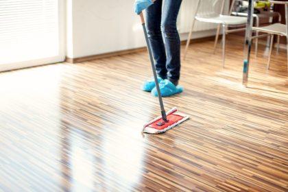 Grindų plovimo triukas iš kambarinės: kaip grindis plauti tik kas 10 dienų