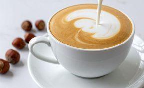 Gydytojai papasakojo, kodėl kava su pienu yra geresnis pasirinkimas nei juoda kava