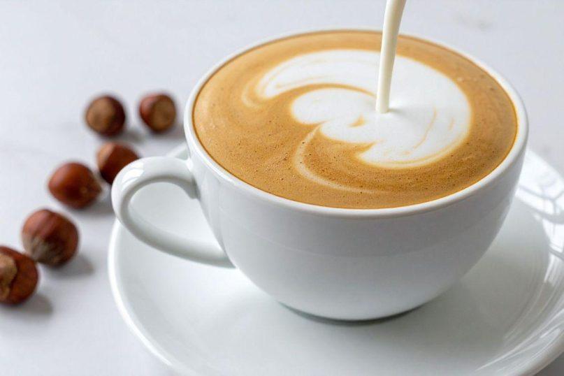 Gydytojai papasakojo, kodėl kava su pienu yra geresnis pasirinkimas nei juoda kava