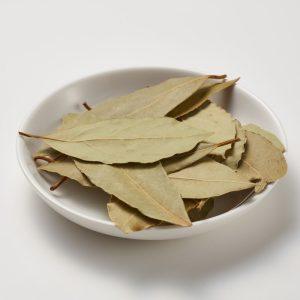 Į skalbyklę dedu lauro lapų. Ši gudrybė sutaupo ir laiko, ir nervų