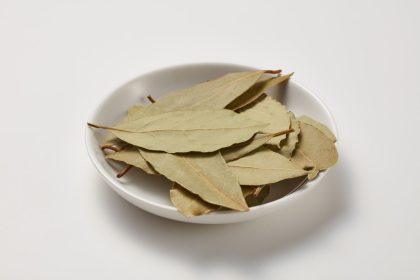 Į skalbyklę dedu lauro lapų. Ši gudrybė sutaupo ir laiko, ir nervų