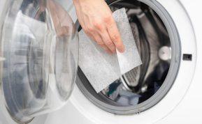 Įdėkite drėgną servetėlę į skalbimo mašiną. Taip sutaupysite daug darbo ir nervų