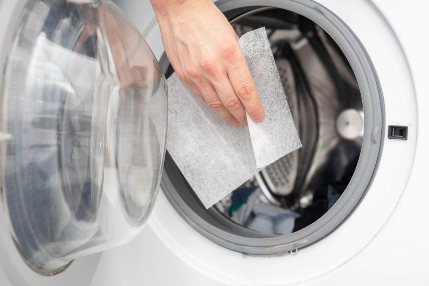 Įdėkite drėgną servetėlę į skalbimo mašiną. Taip sutaupysite daug darbo ir nervų