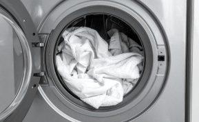 Įdėkite tai į džiovyklę kartu su skalbiniais. Išimsite drabužius be raukšlių