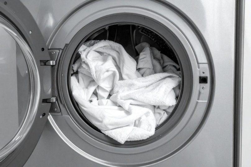 Įdėkite tai į džiovyklę kartu su skalbiniais. Išimsite drabužius be raukšlių