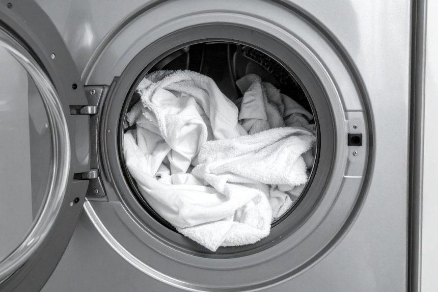 Įdėkite tai į džiovyklę kartu su skalbiniais. Išimsite drabužius be raukšlių