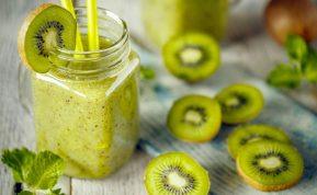 Imunitetą stiprinantis žaliasis kokteilis. Pasigaminkite prieš miegą!