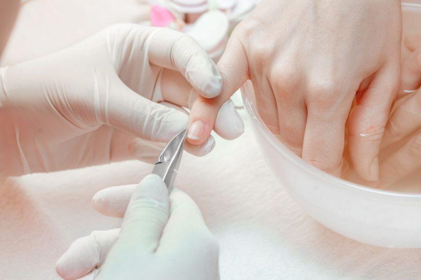 Japoniško manikiūro paslaptis: natūralus blizgesys ir stiprūs nagai be lako