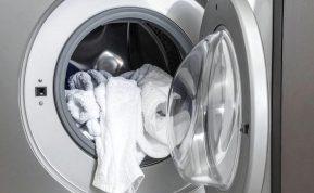 Jei su drabužiais netyčia iškalbiu popierinę servetėlę, visada naudoju šią gudrybę