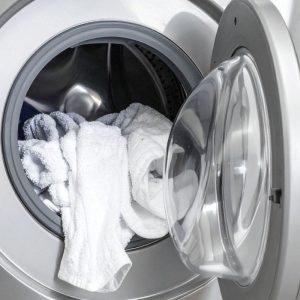 Jei su drabužiais netyčia iškalbiu popierinę servetėlę, visada naudoju šią gudrybę