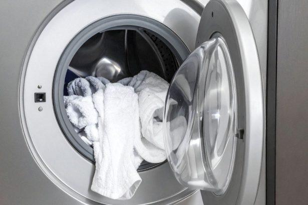 Jei su drabužiais netyčia iškalbiu popierinę servetėlę, visada naudoju šią gudrybę