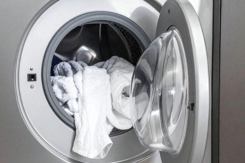 Jei su drabužiais netyčia iškalbiu popierinę servetėlę, visada naudoju šią gudrybę