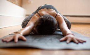 Joga prieš miegą, po kurios net sena močiutė miega kaip kūdikis