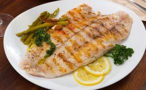 Ką daryti, kad kepama žuvis nepriliptų prie keptuvės?