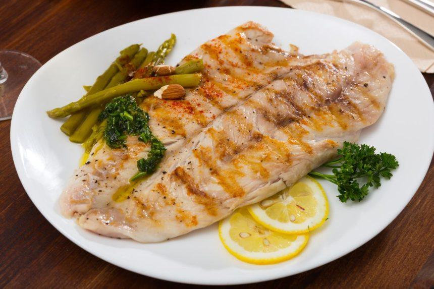 Ką daryti, kad kepama žuvis nepriliptų prie keptuvės?