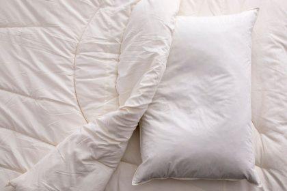 Kaip apsaugoti senas pagalves nuo geltonumo ir dėmių: jos atrodys kaip naujos