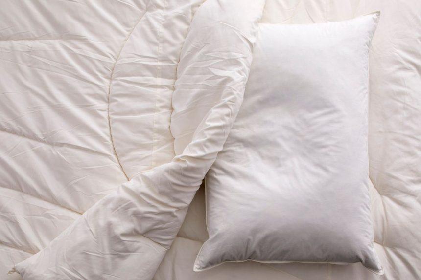 Kaip apsaugoti senas pagalves nuo geltonumo ir dėmių: jos atrodys kaip naujos