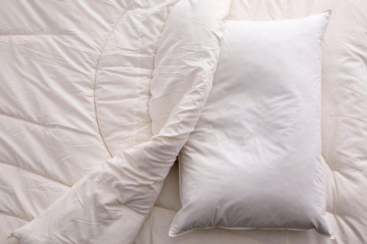 Kaip apsaugoti senas pagalves nuo geltonumo ir dėmių: jos atrodys kaip naujos