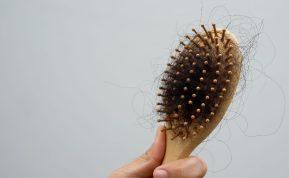 Kaip atkurti plaukų tankumą po 40: hormonai, trūkumai ir stresas