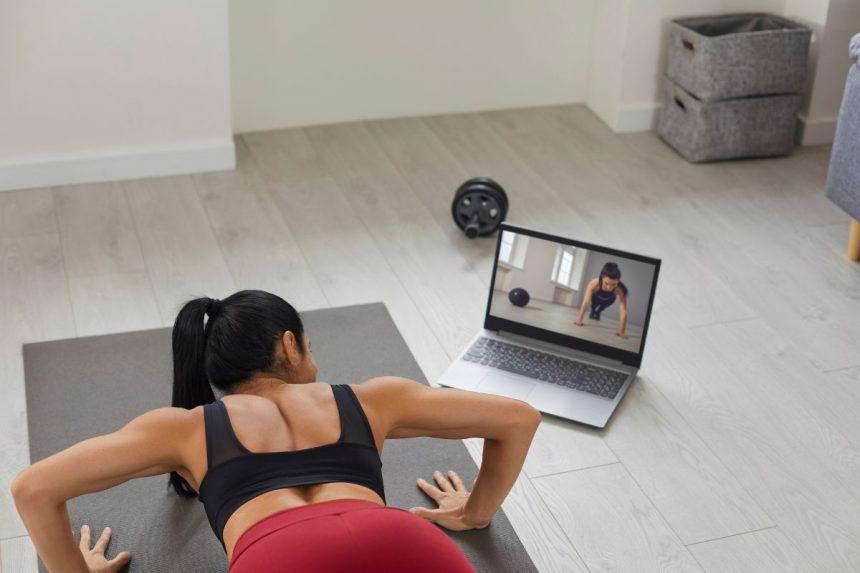 Kaip išlikti aktyviam namuose: 6 paprasti būdai judėti šaltuoju metų laiku