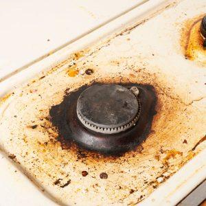 Kaip išvalyti nešvarias viryklės groteles?