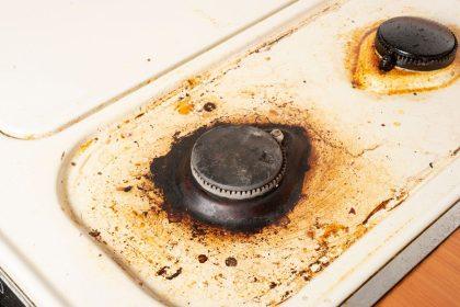 Kaip išvalyti nešvarias viryklės groteles?