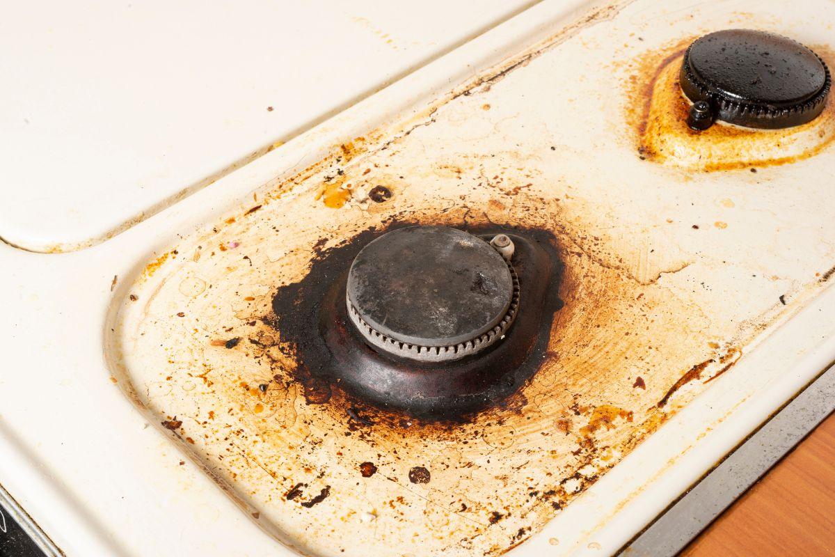 Kaip išvalyti nešvarias viryklės groteles?