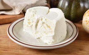 Kaip pasigaminti naminį sūrį vos iš keturių ingredientų?