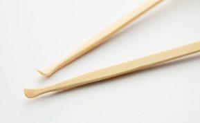 Kaip su sušių lazdelėmis pašalinti plaukus iš kanalizacijos?