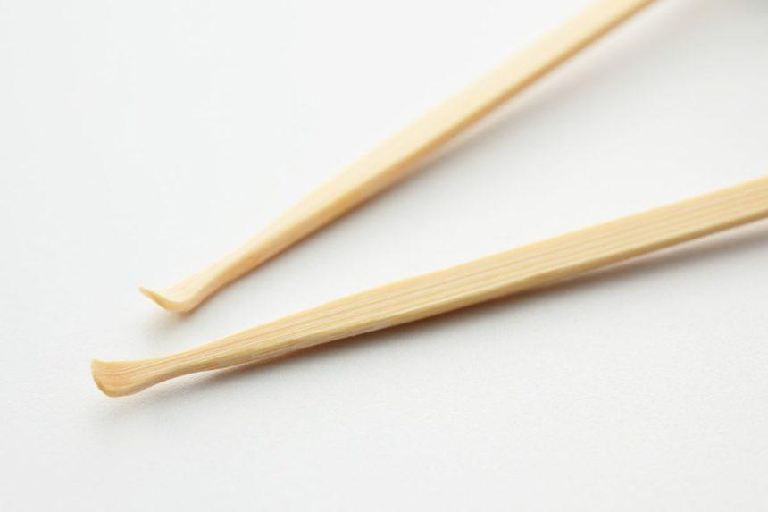 Kaip su sušių lazdelėmis pašalinti plaukus iš kanalizacijos?