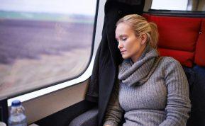 Kaip užmigti traukinyje ir autobuse