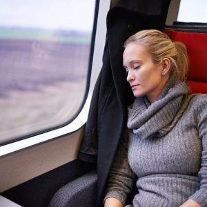 Kaip užmigti traukinyje ir autobuse