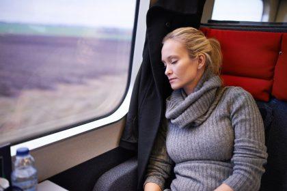 Kaip užmigti traukinyje ir autobuse