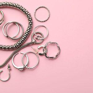 Kaip valyti sidabrinius ir medicininio plieno papuošalus? Ši taisyklė jus nustebins!