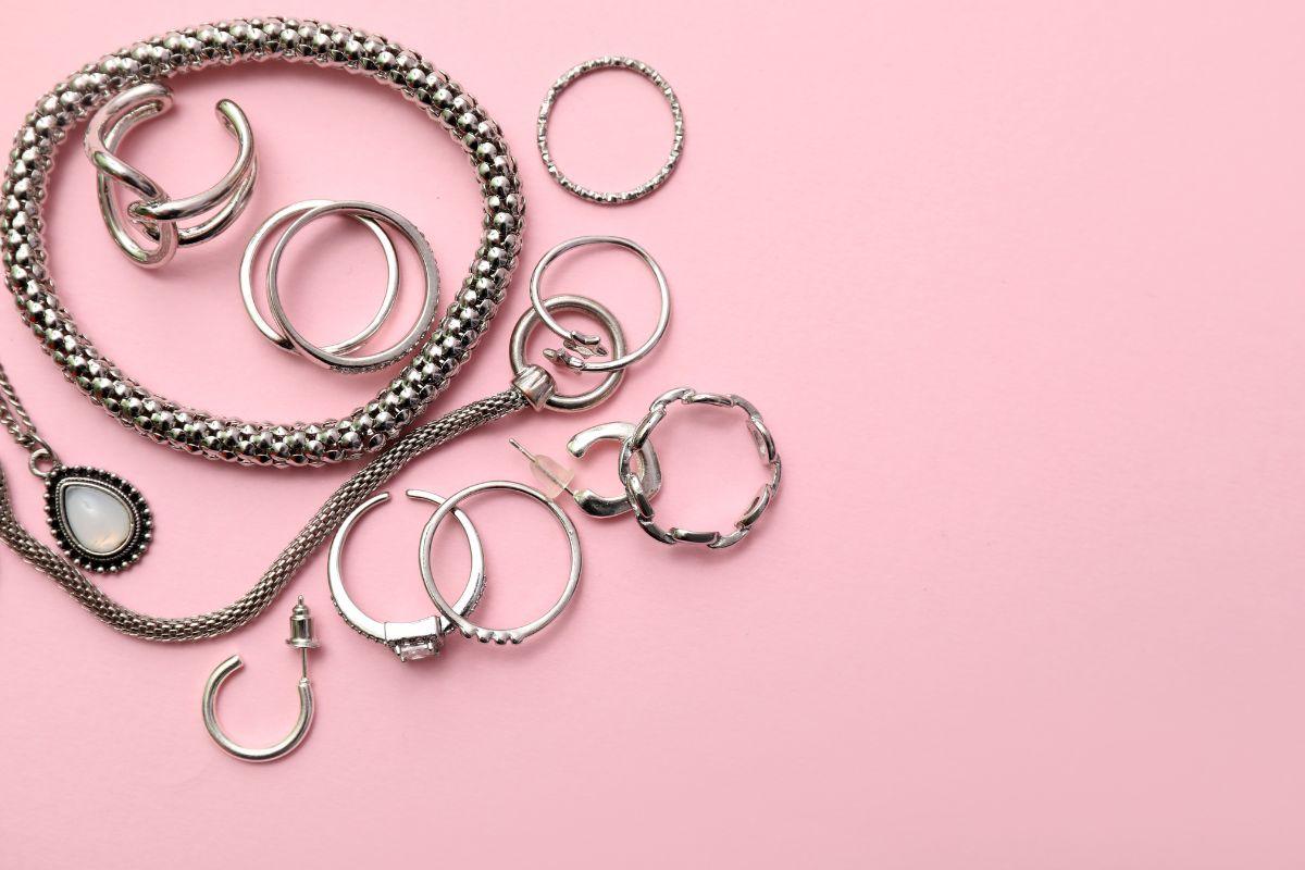 Kaip valyti sidabrinius ir medicininio plieno papuošalus? Ši taisyklė jus nustebins!