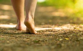 Kas nutiks kūnui, jei pradėsite kasdien po 5 minutes vaikščioti basomis?
