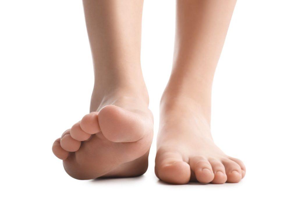 Kas nutiks kūnui, jei pradėsite kasdien po 5 minutes vaikščioti basomis? Poveikis kraujotakai ir širdies sveikatai