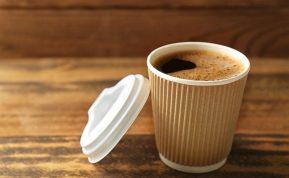 Kava išsinešimui: gydytoja pavadina pagrindinę grėsmę vienkartiniuose puodeliuose