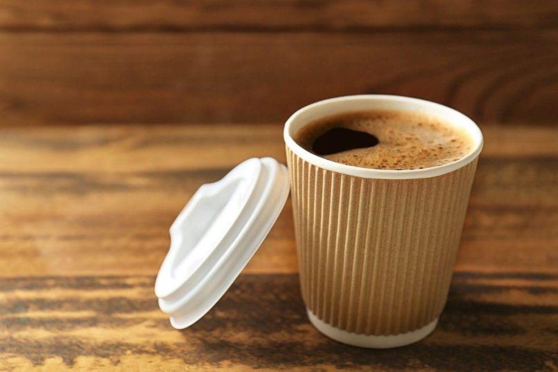 Kava išsinešimui: gydytoja pavadina pagrindinę grėsmę vienkartiniuose puodeliuose