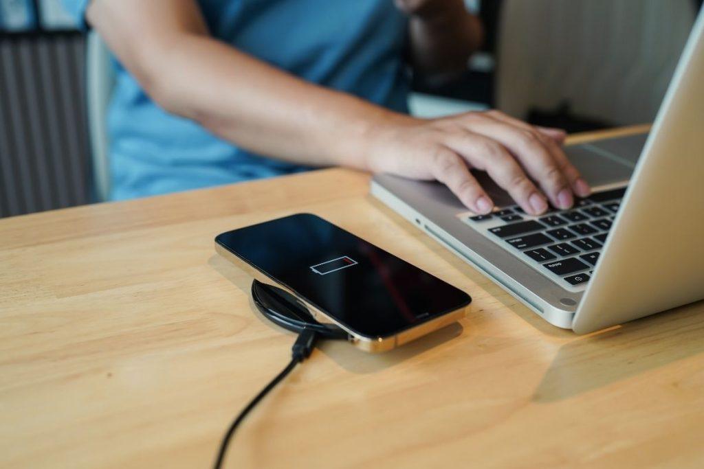 Keliautojų klaida, dėl kurios oro uoste galite likti be telefono