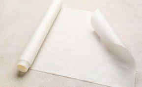 Kepimo popierių susukite į rutulį ir pamerkite į vandenį. Tai jums padės