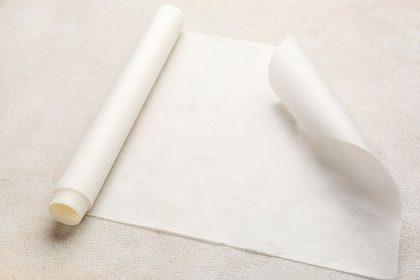 Kepimo popierių susukite į rutulį ir pamerkite į vandenį. Tai jums padės